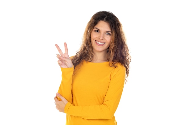 Bella donna con capelli ondulati isolato su uno sfondo bianco