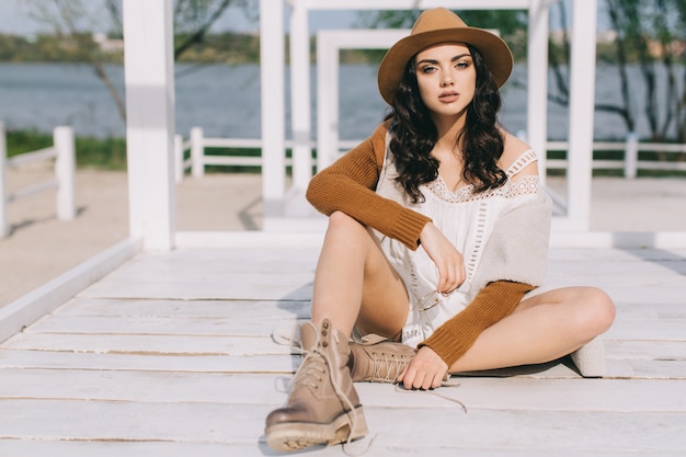 Bella donna con cappello e stivali