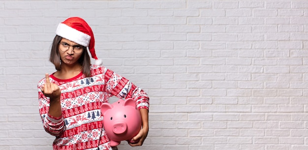 Bella donna con cappello santa