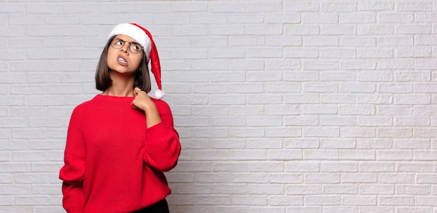 Bella donna con cappello santa