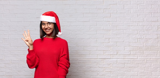 Bella donna con cappello santa