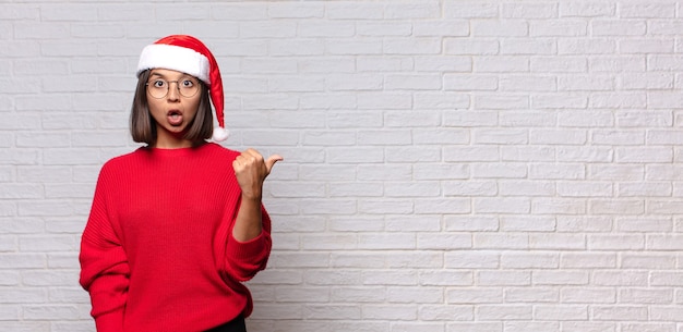 Bella donna con cappello santa