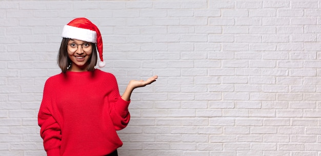 Bella donna con cappello santa