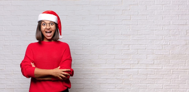 Bella donna con cappello santa