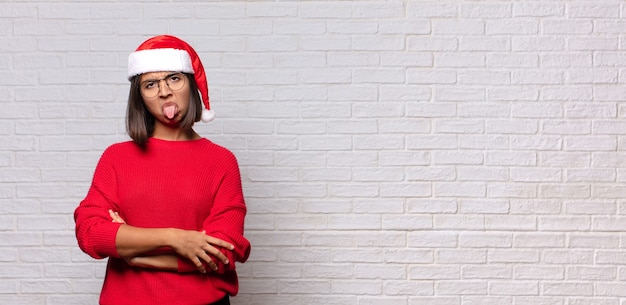 Bella donna con cappello santa