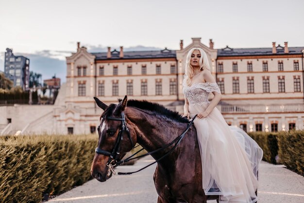 Bella donna con cavallo vicino al castello