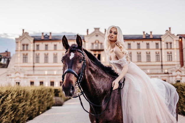 Bella donna con cavallo vicino al castello