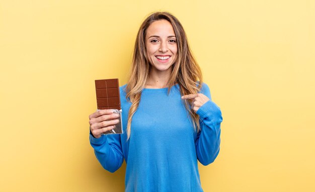 bella donna con cioccolato e maglione blu