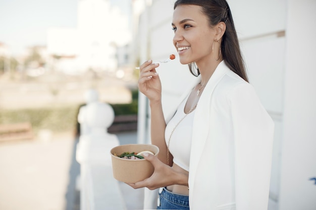 bella donna con ciotola di cibo ecologico