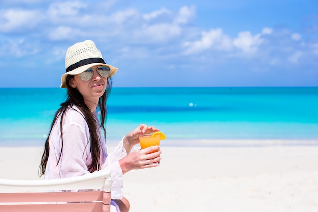 Bella donna con cocktail in mano sulla spiaggia