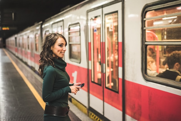 bella donna con collo alto in metropolitana