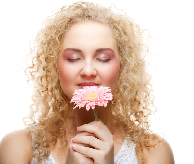 Bella donna con fiore rosa