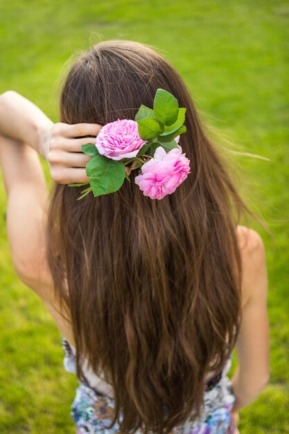 Bella donna con fiori all'aperto