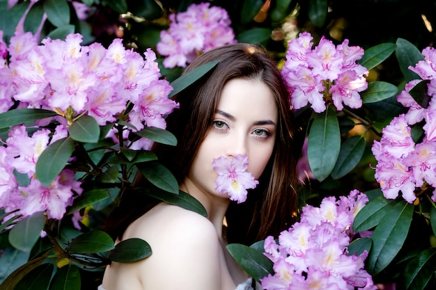 Bella donna con fiori di lillà. Fiore di primavera