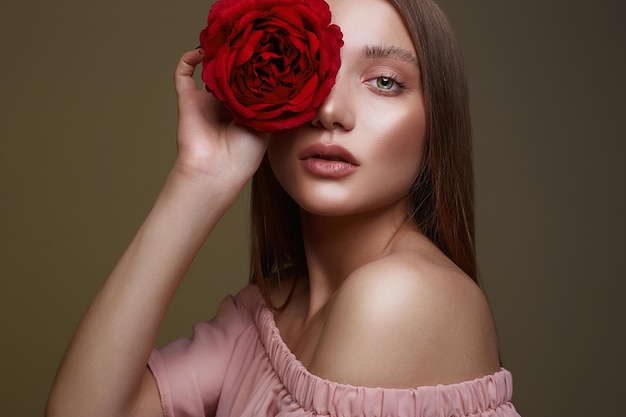 Bella donna con fiori e trucco bagnato