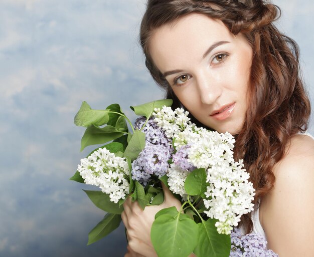 Bella donna con fiori lilla