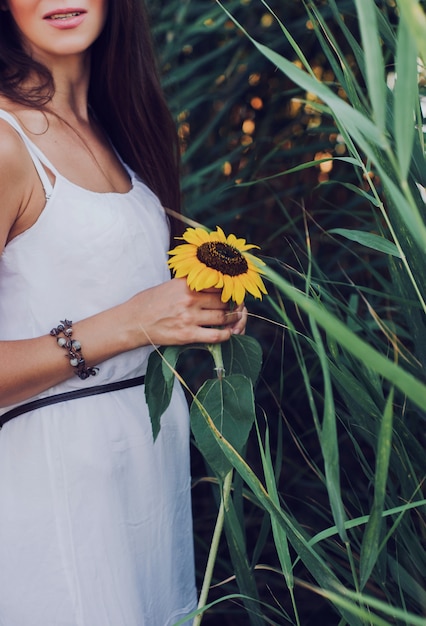 Bella donna con girasole