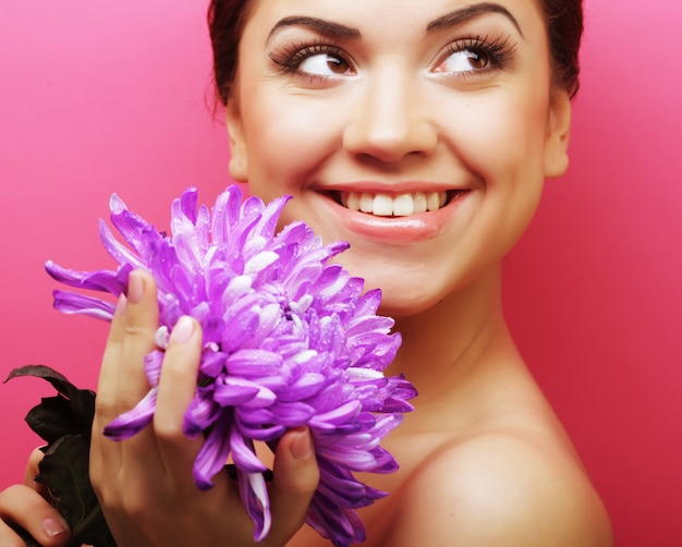 Bella donna con grande fiore viola