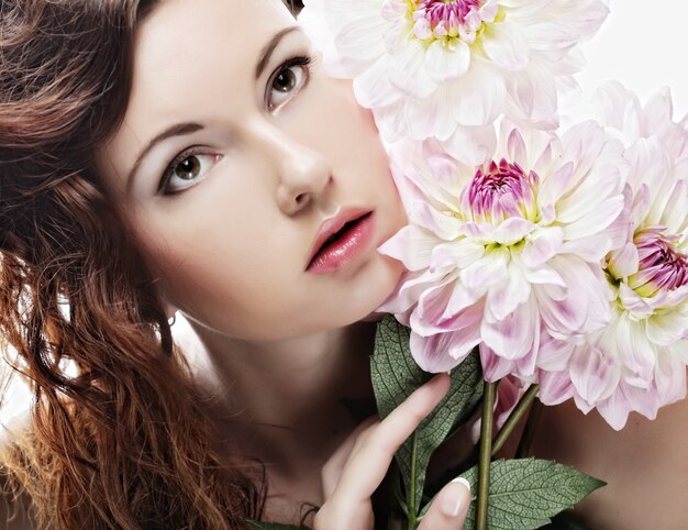 Bella donna con grandi fiori rosa