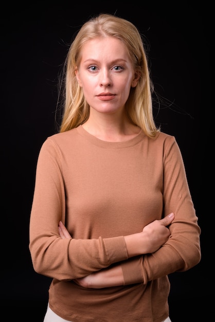 bella donna con i capelli biondi che indossa un maglione nero