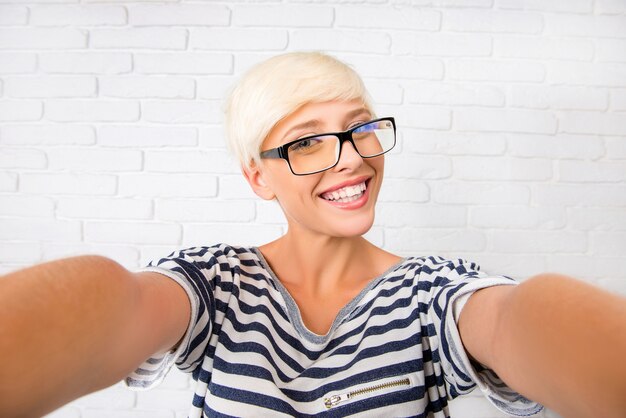 Bella donna con i capelli corti e gli occhiali