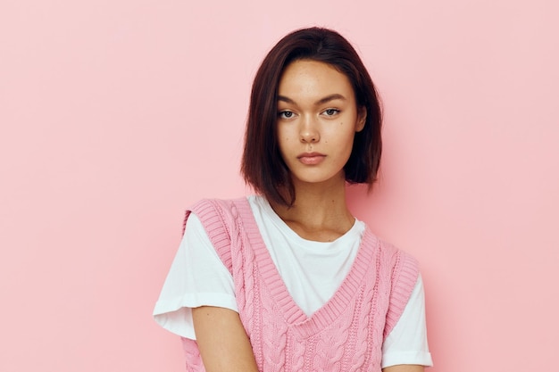 Bella donna con i capelli corti e un maglione rosa Stile di vita inalterato