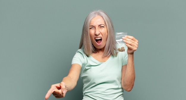 Bella donna con i capelli grigi con la marijuana