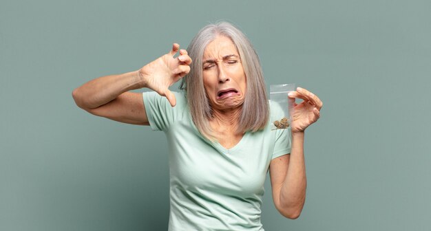 Bella donna con i capelli grigi con la marijuana