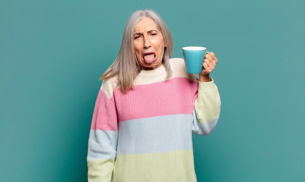 Bella donna con i capelli grigi un caffè o un tè