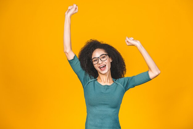 Bella donna con i capelli ricci bruna e occhiali da vista