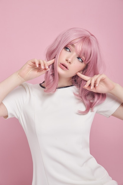 Bella donna con i capelli rosa e un vestito bianco