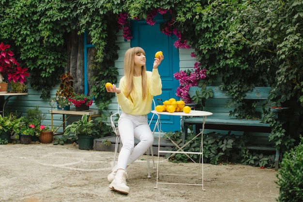 Bella donna con i limoni seduto al tavolo