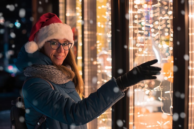 Bella donna con il cappello di Babbo Natale