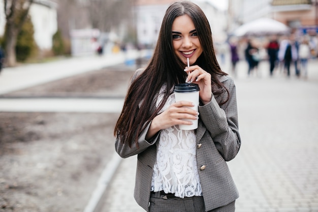 Bella donna con il milkshake