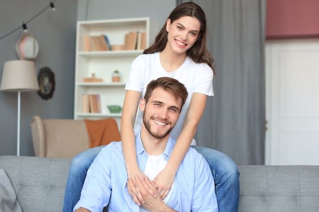 Bella donna con il ragazzo che trascorre del tempo di qualità insieme sul divano di casa nel soggiorno.