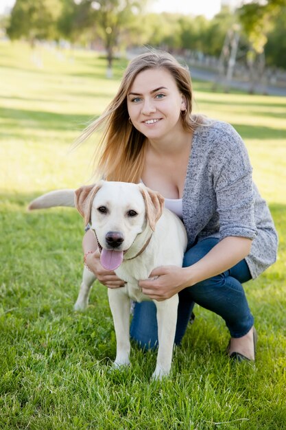 Bella donna con il suo cane