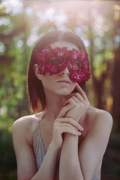 Bella donna con la bellezza della maschera del fiore
