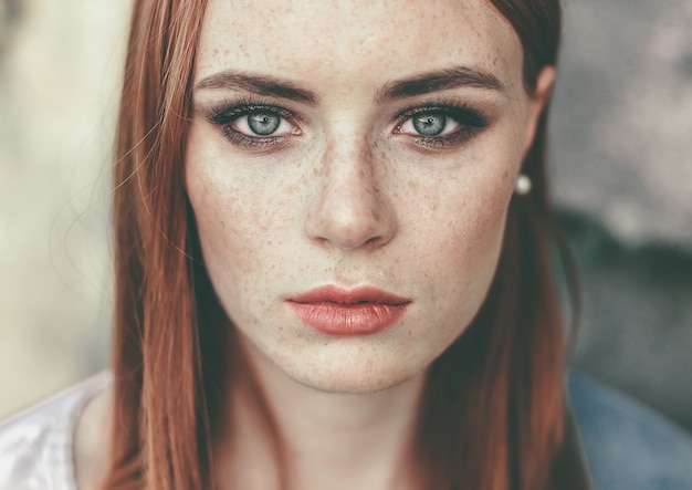 Bella donna con lentiggini e capelli rossi