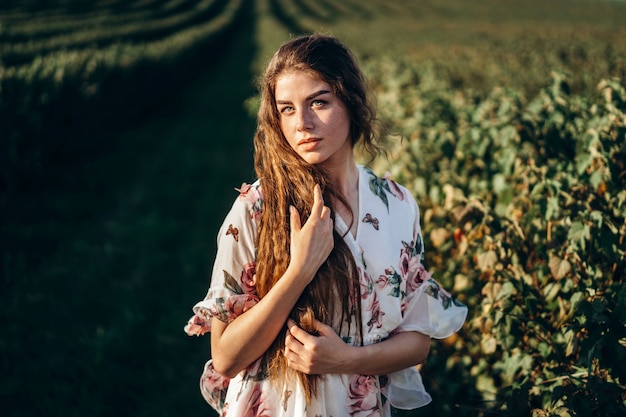 Bella donna con lunghi capelli ricci e lentiggini