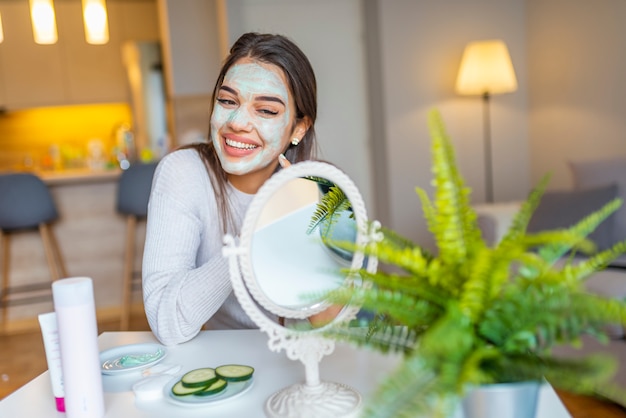 Bella donna con maschera facciale spa.