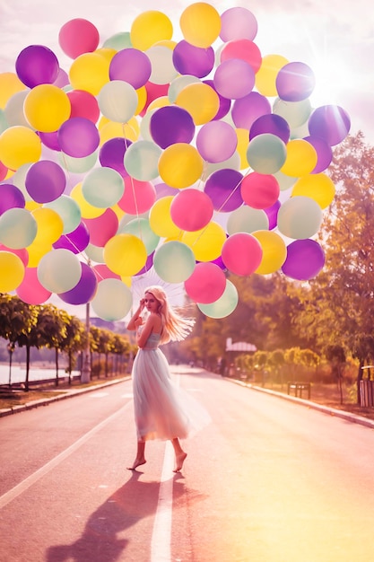 Bella donna con molti palloncini