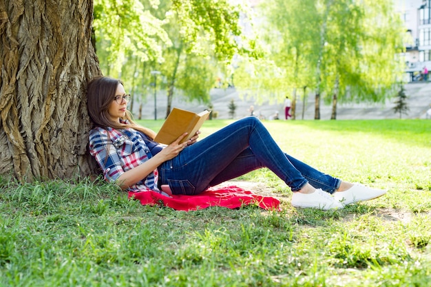 Bella donna con occhiali libro di lettura