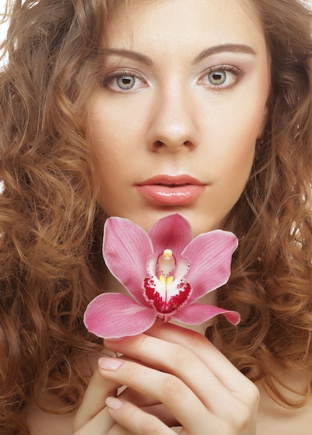 Bella donna con orchidea rosa