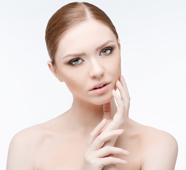Bella donna con pelle fresca e pulita