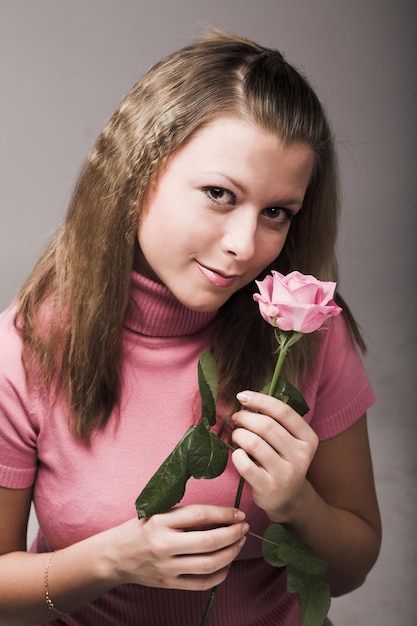 Bella donna con rosa rosa