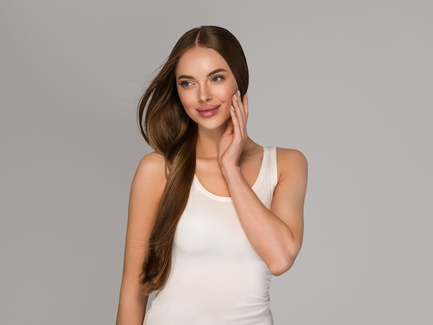 Bella donna con stile casuale di bellezza della coda di volo dei capelli lunghi lisci. Colore di sfondo grigio