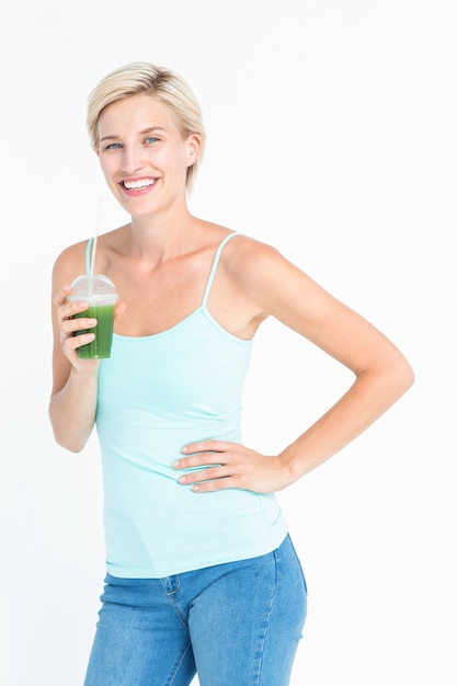 Bella donna con succo verde