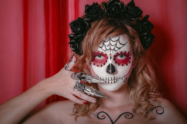 Bella donna con teschio di caramelle progettato su misura messicano giorno della faccia morta compongono Halloween Calavera Catrina Dia de los muertos
