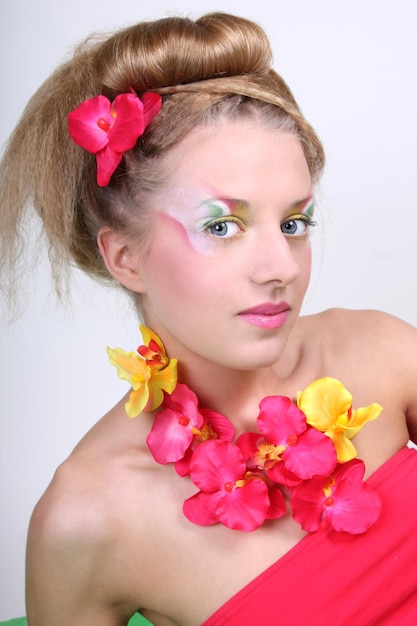 Bella donna con trucco creativo e fiori