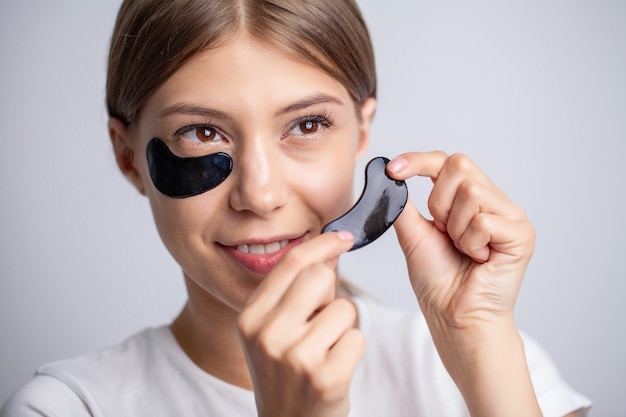 Bella donna con trucco naturale e macchie nere sotto l'occhio